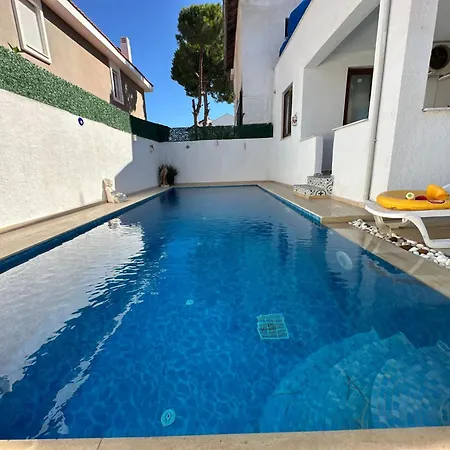 Villa Alacatida Havuzlu