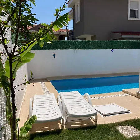 Alacatida Havuzlu Villa Cesme