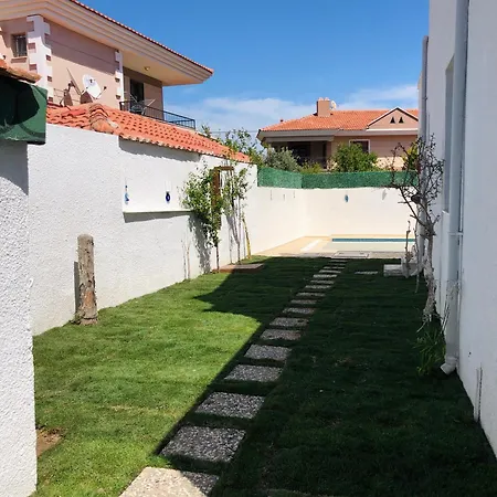Alacatida Havuzlu Villa